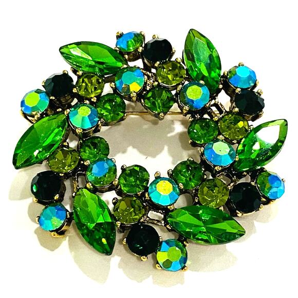 Vintage look wreath brooch pendant green rhinestones pin stacked dimensional - Picture 1 of 8